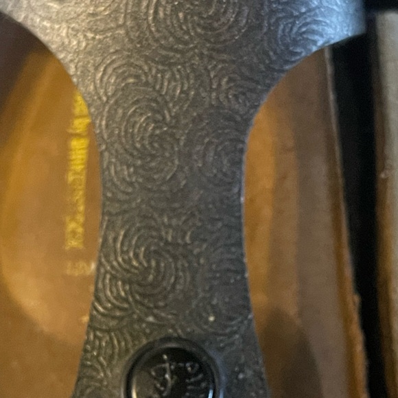 Birkenstock Gizeh
Black and Brown Sandals - Picture 5 of 7